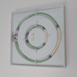 NEW - Green Leather and Freshwater Pearl Necklace - Perfect for gifting